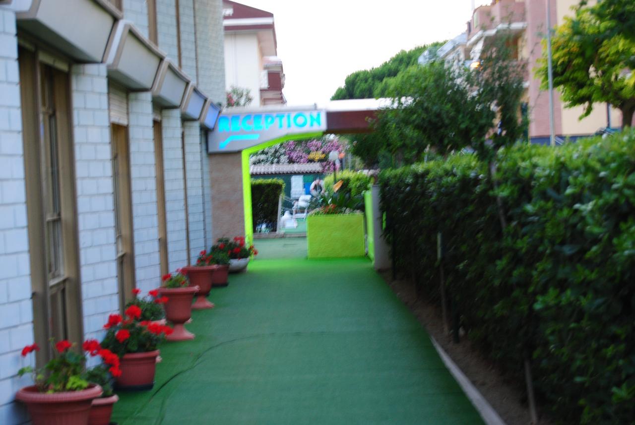 Hotel Boston Alba Adriatica Buitenkant foto