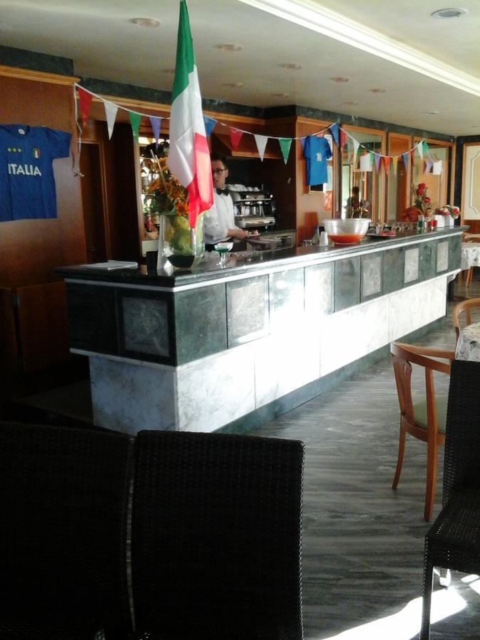 Hotel Boston Alba Adriatica Buitenkant foto