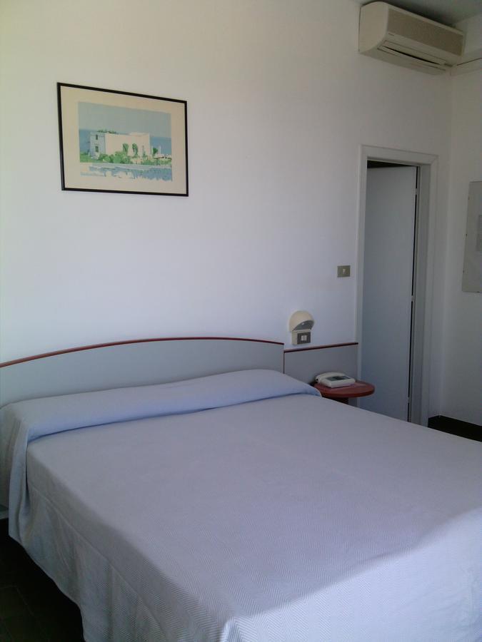 Hotel Boston Alba Adriatica Buitenkant foto