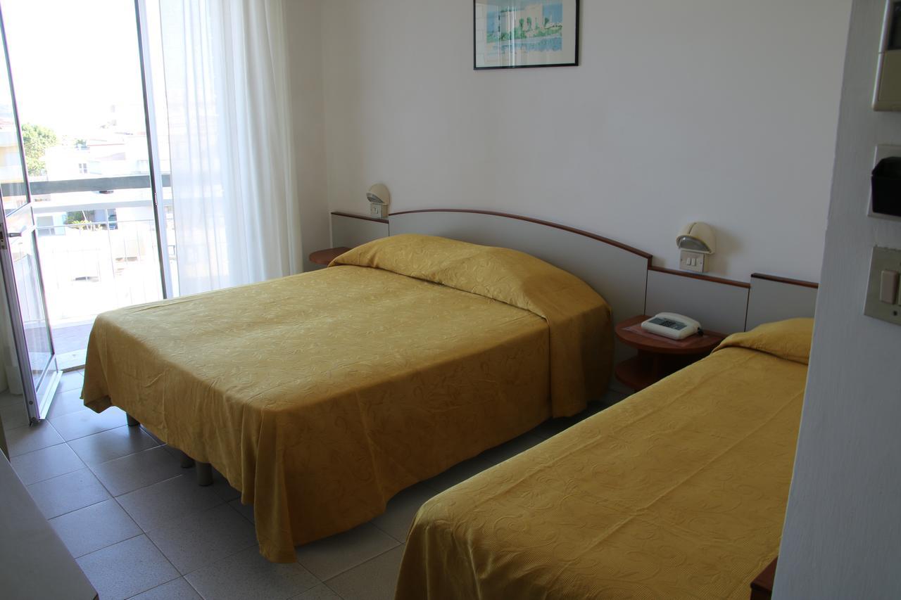 Hotel Boston Alba Adriatica Buitenkant foto