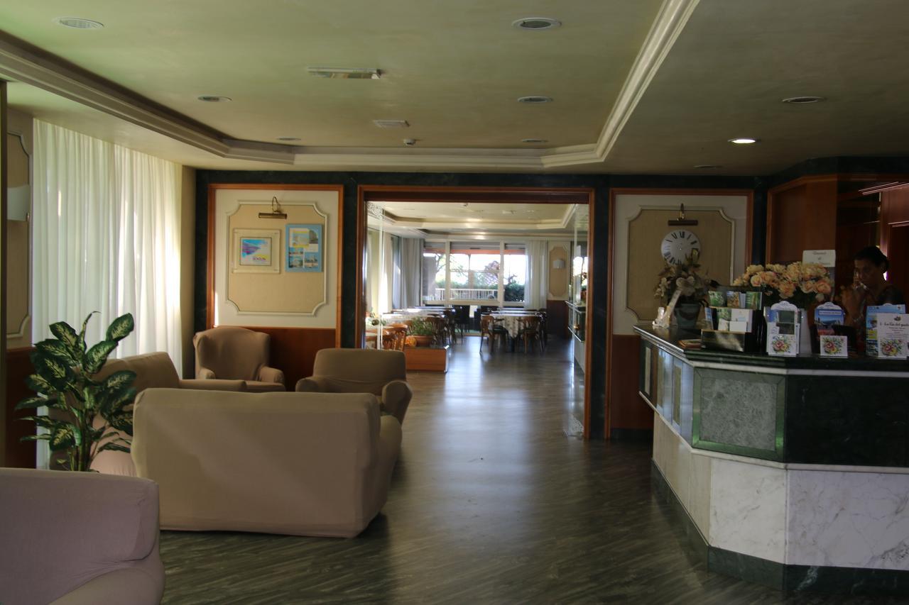 Hotel Boston Alba Adriatica Buitenkant foto