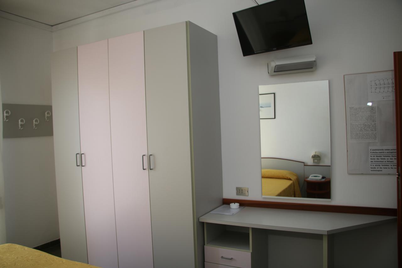 Hotel Boston Alba Adriatica Buitenkant foto