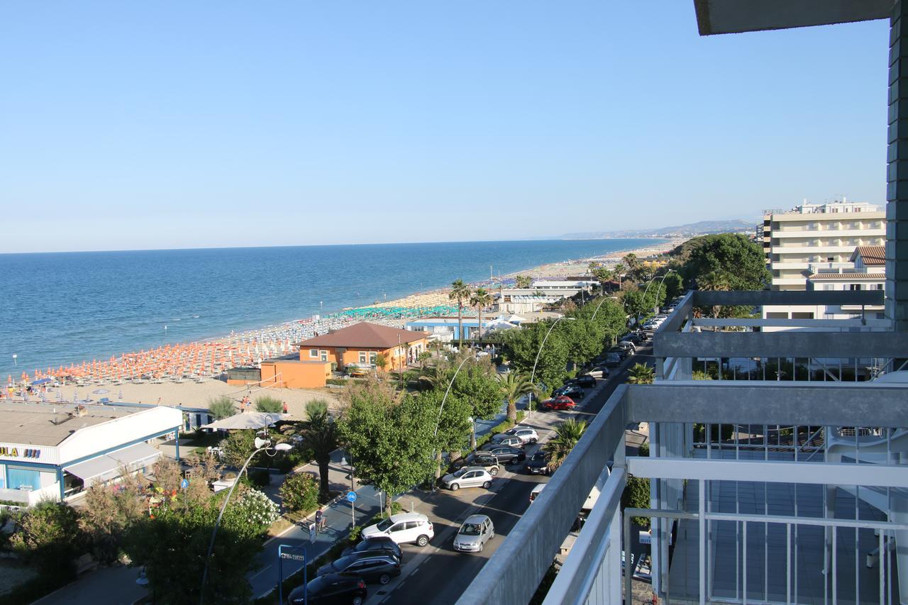 Hotel Boston Alba Adriatica Buitenkant foto