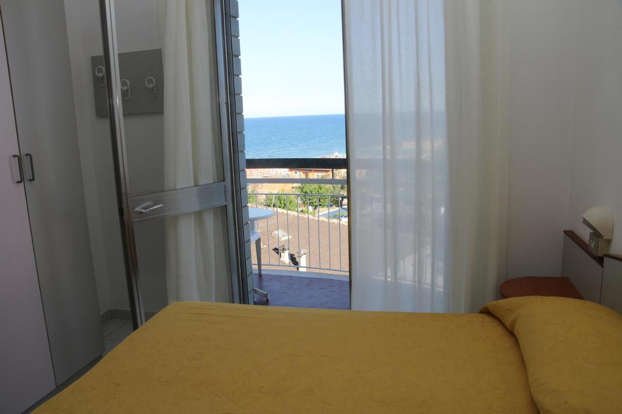 Hotel Boston Alba Adriatica Buitenkant foto